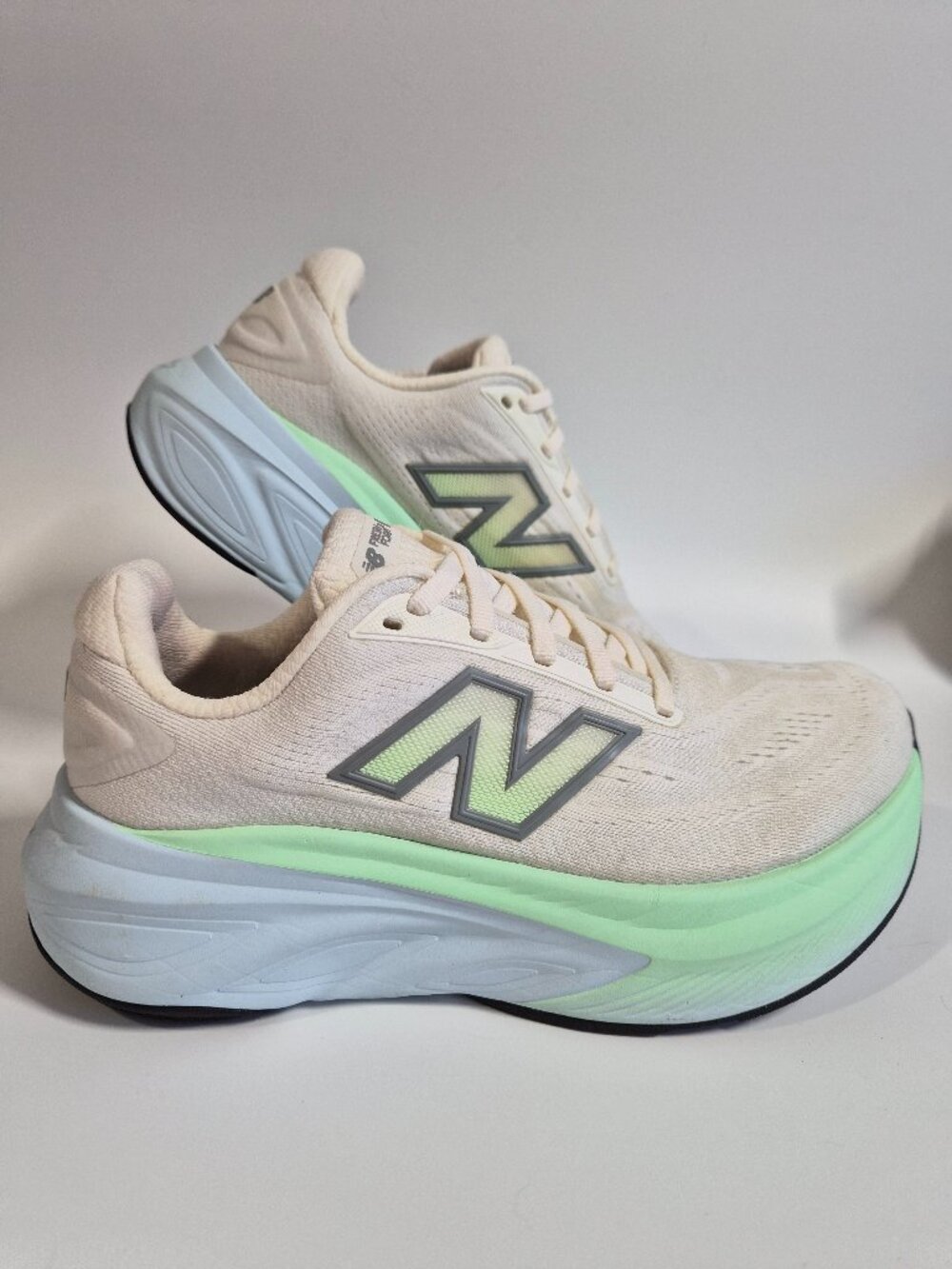 New Balance More v6 - Women - Size 7 Wide